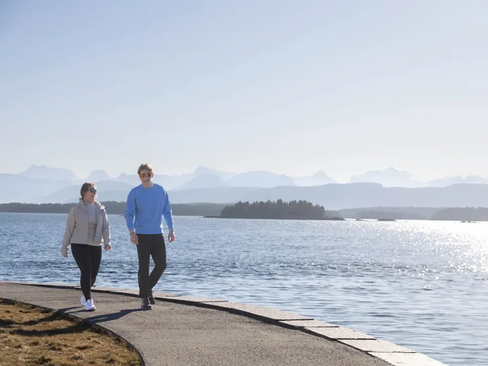 To som går tur langs vannkanten