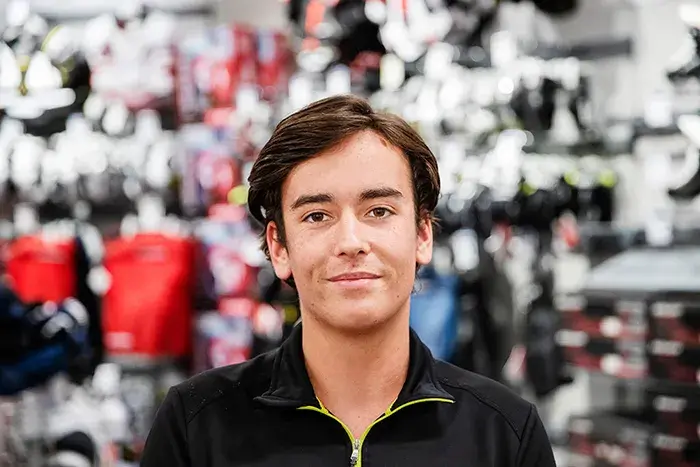 Mann foran vegg med skøyter