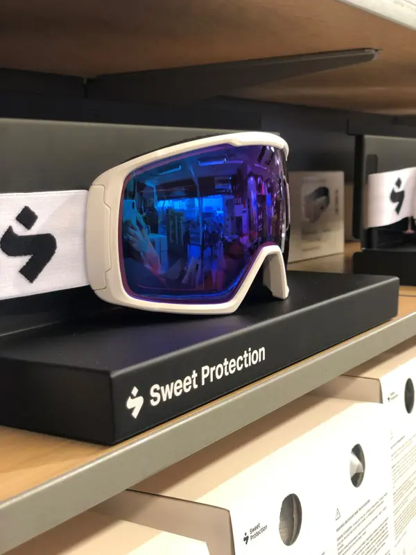 hvite slalombriller fra merket sweet protection