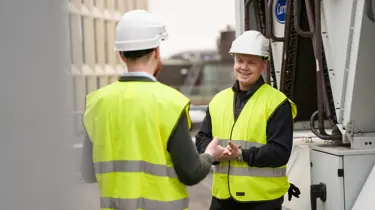 To menn i refleksvest. 