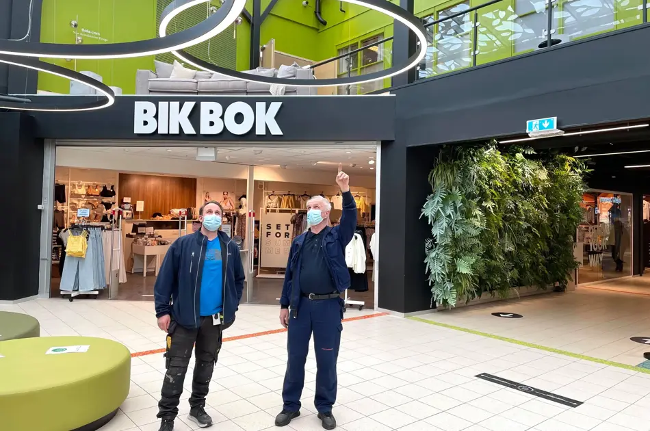 Tommy og Miralem ser på nye led lampene