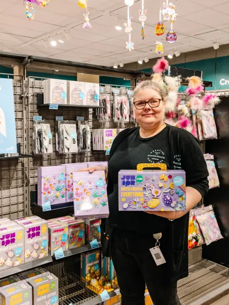 Person med påskepynt