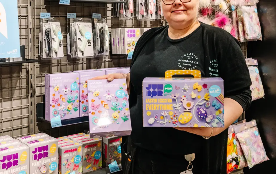 Person med påskepynt