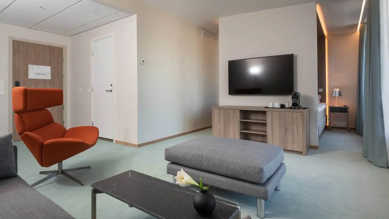 Bilde av stue med sofa, stol og bord i Juniorsuiten