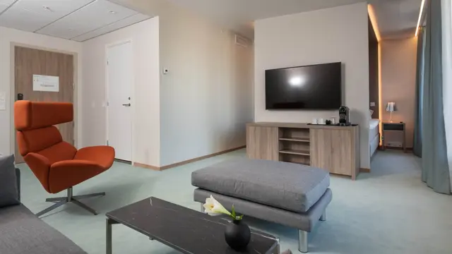 Bilde av stue med sofa, stol og bord i Juniorsuiten