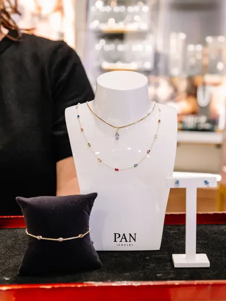 Nærbilde av smykke og armbånd