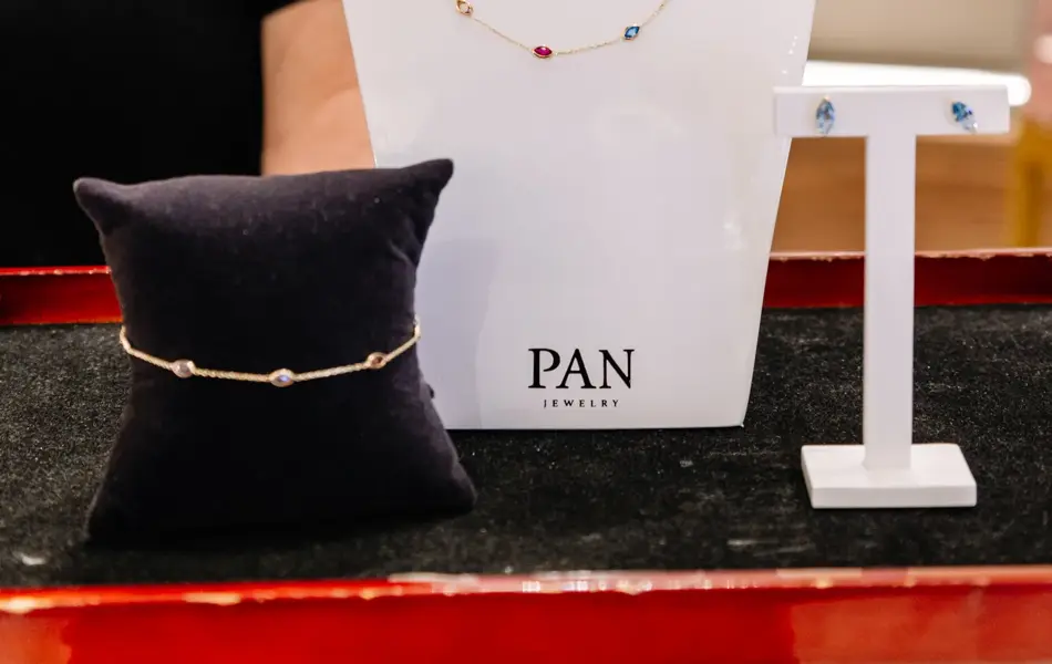 Nærbilde av smykke og armbånd