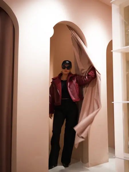 Damed med jakke, caps og solbriller