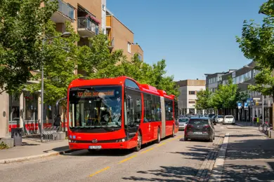 Bilde av en buss i en gate på Strømmen
