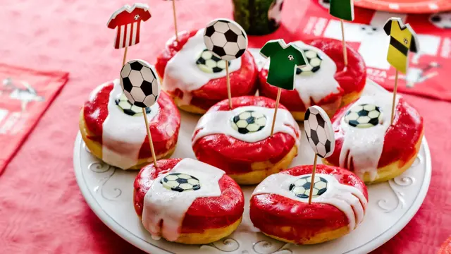 Fat med dougnuts pyntet i fotballtema