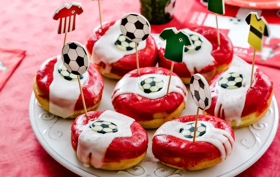 Fat med dougnuts pyntet i fotballtema