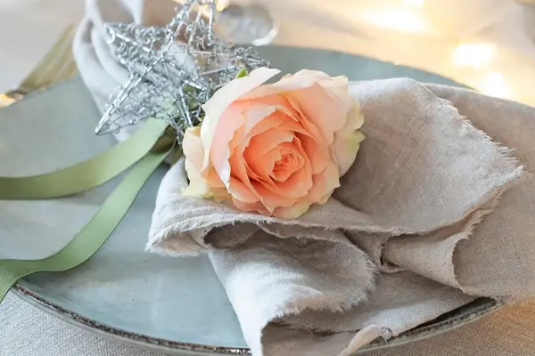 bord dekket med blomster fra Mester Grønn