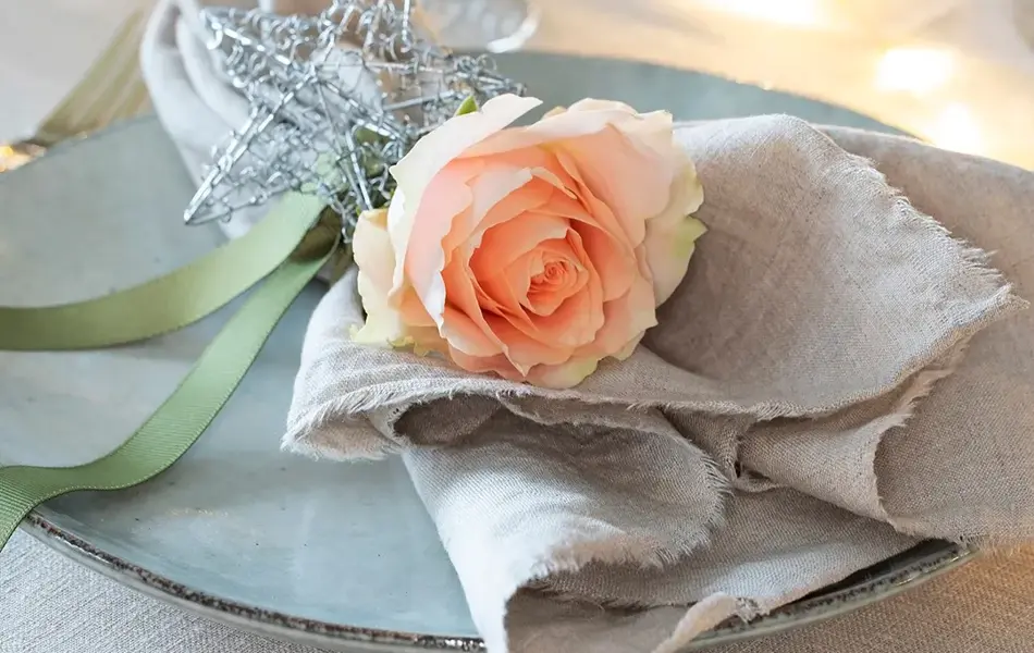 bord dekket med blomster fra Mester Grønn