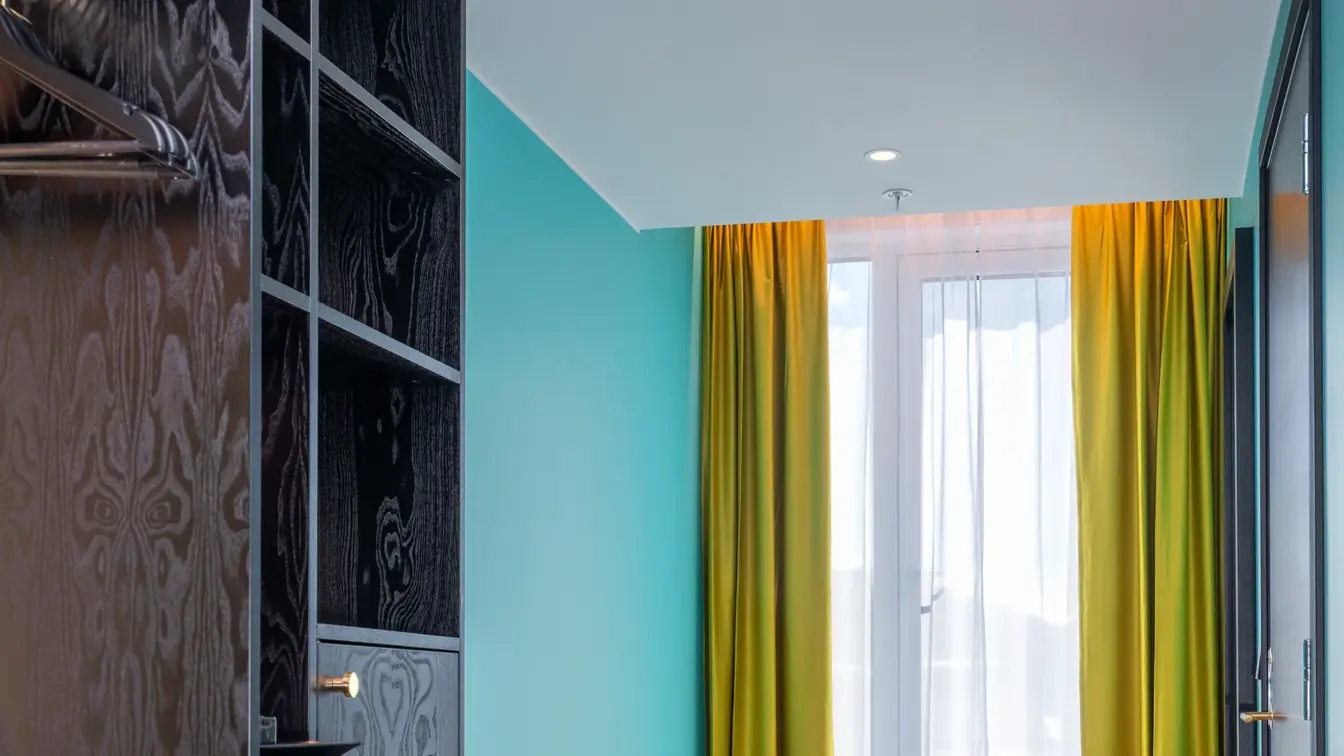 Gang med safe og minibar, en puff of store vinduer på business og handikaprom på Thon Hotel Storo i Oslo