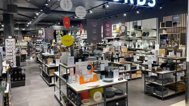 innendørs butikk med glass og serviser og lys i skilt