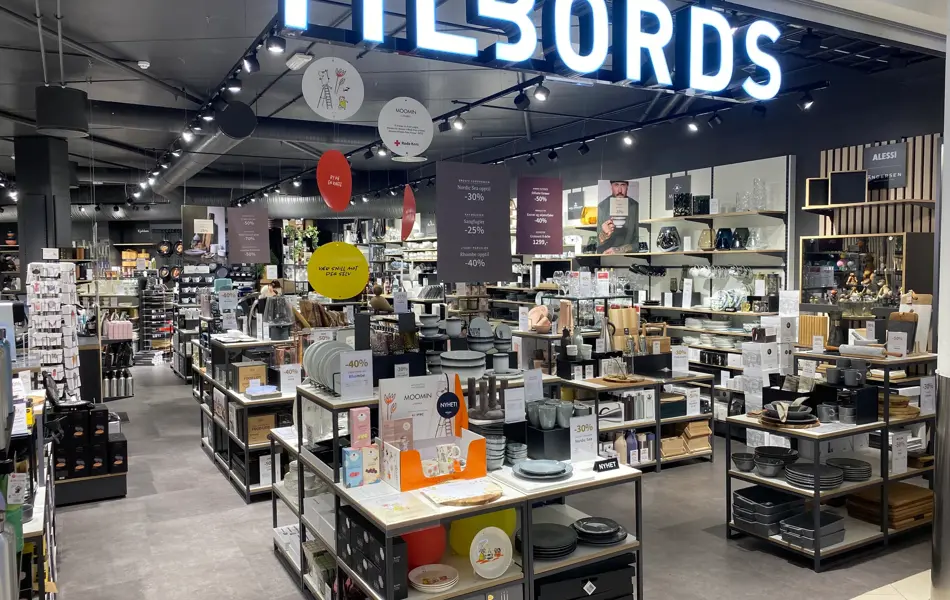 innendørs butikk med glass og serviser og lys i skilt