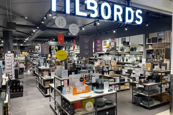 innendørs butikk med glass og serviser og lys i skilt
