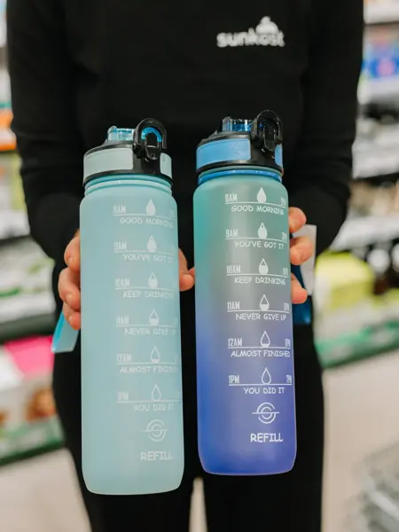 dame holder vannflasker