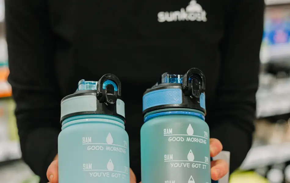 dame holder vannflasker