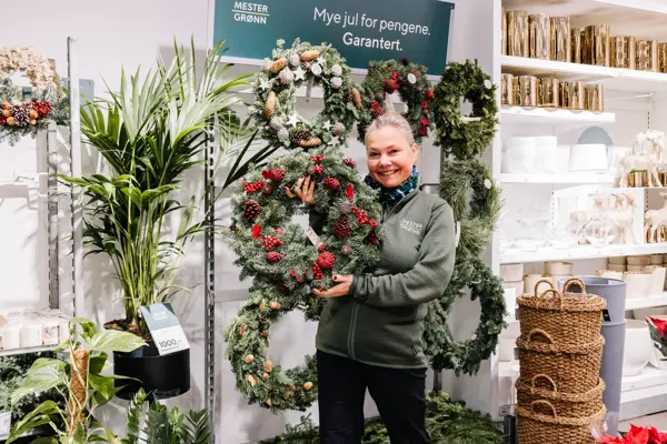 Dame holder julekrans