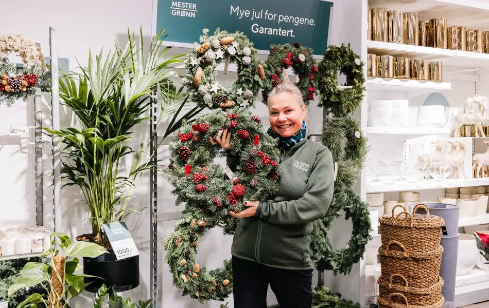 Dame holder julekrans