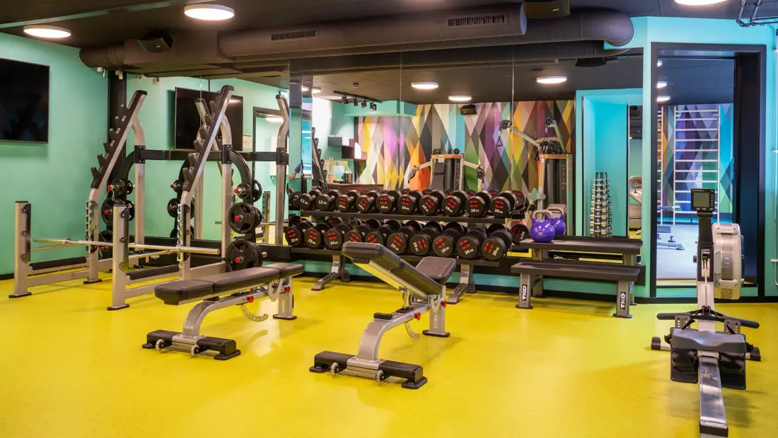 Treningsrom mes stort speil og vekter på Hotel Bristol i Oslo