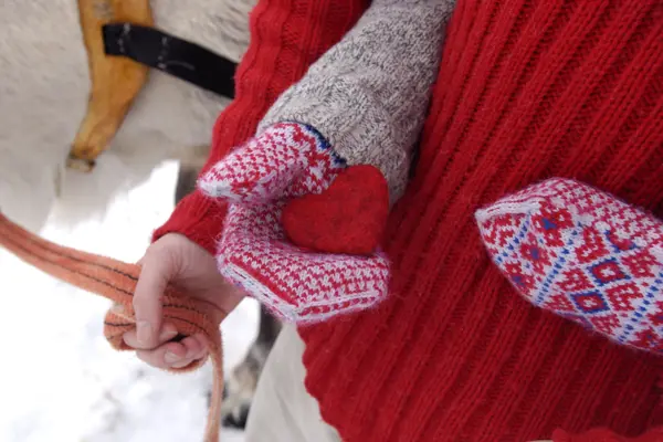 Dame med rød genser og selbuvotter