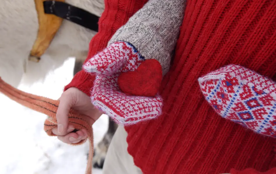 Dame med rød genser og selbuvotter