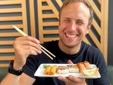 Mann som spiser sushi fra Sabrura