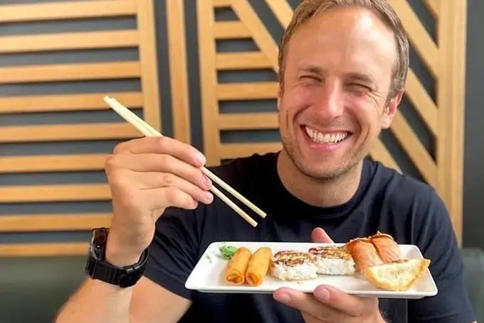 Mann som spiser sushi fra Sabrura