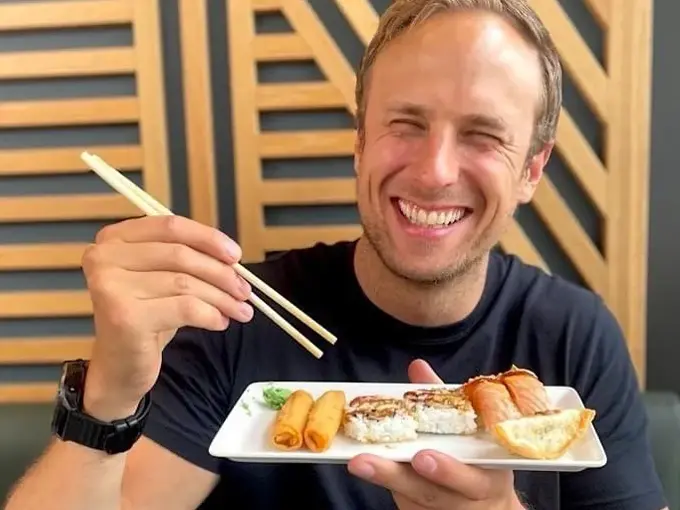 Mann som spiser sushi fra Sabrura