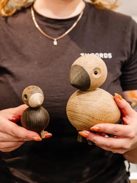 Dame som holder trefigurer