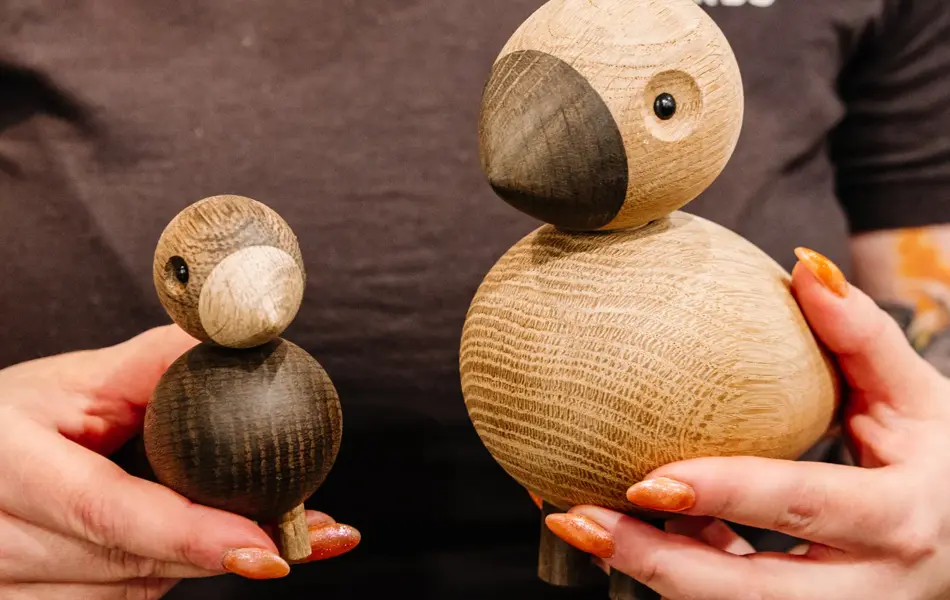 Dame som holder trefigurer