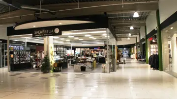 Bilde fra Bjørneparken Kjøpesenter hvor man ser et utvalg av butikkene.