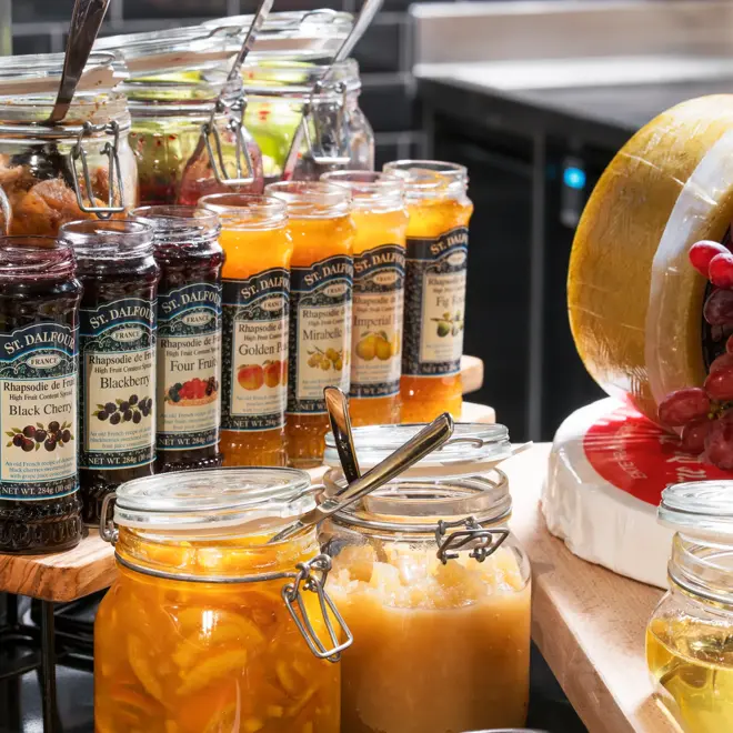 Frokostbuffet med syltetøy på Thon Hotel Nordlys i Bodø sentrum ved småbåthavna