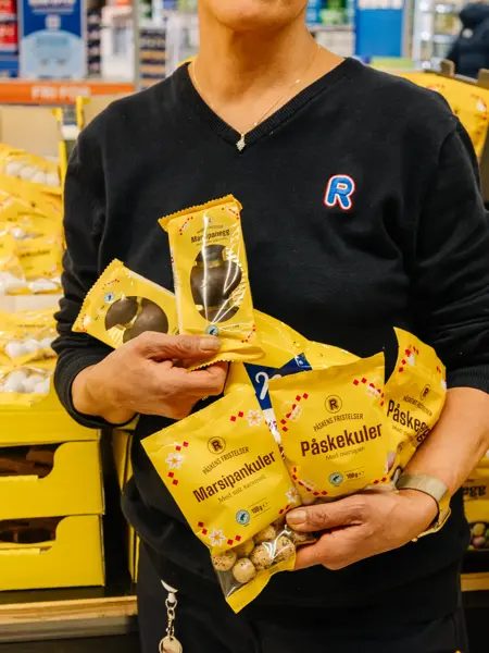 Person med påskegodteri