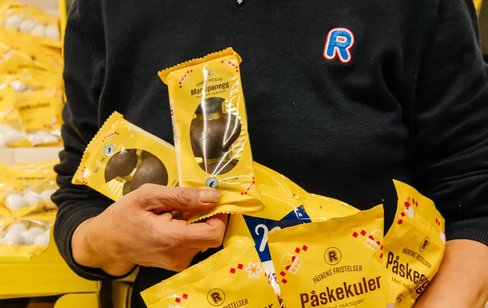 Person med påskegodteri