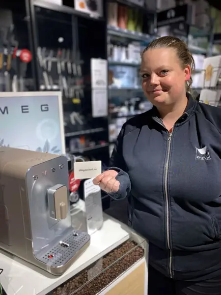 Dame som holder dittgavekort