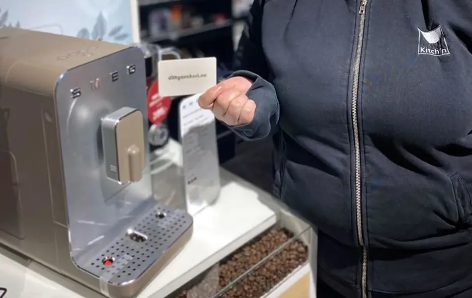 Dame som holder dittgavekort