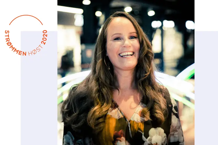 Dame smiler til kamera og ler