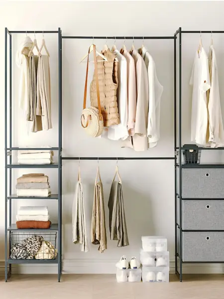 Garderobe med opphengte klær