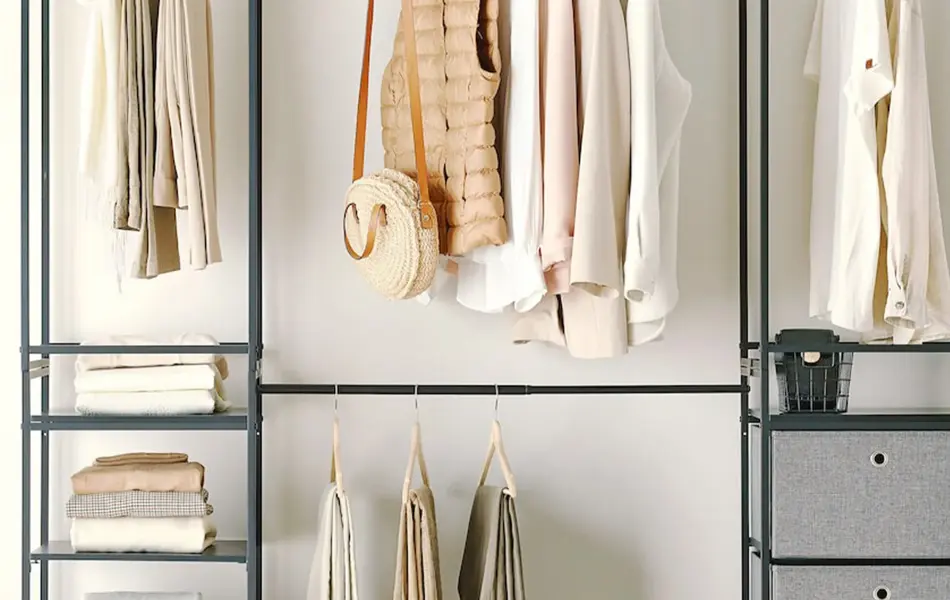 Garderobe med opphengte klær