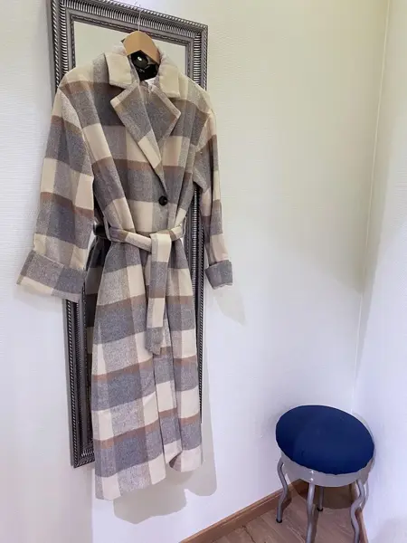 Kåpe som henger på en henger i prøverom