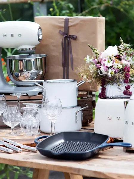 Kjøkkenmaskin, glass, gryter, grillpanne og brødrister