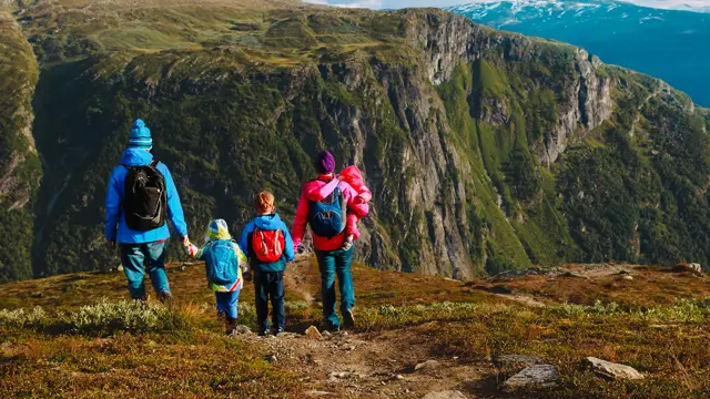 familie på fire på fjelltur