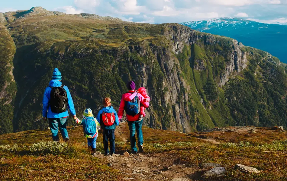 familie på fire på fjelltur