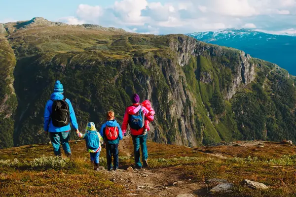 familie på fire på fjelltur