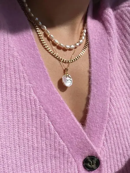 Dame med flere smykker