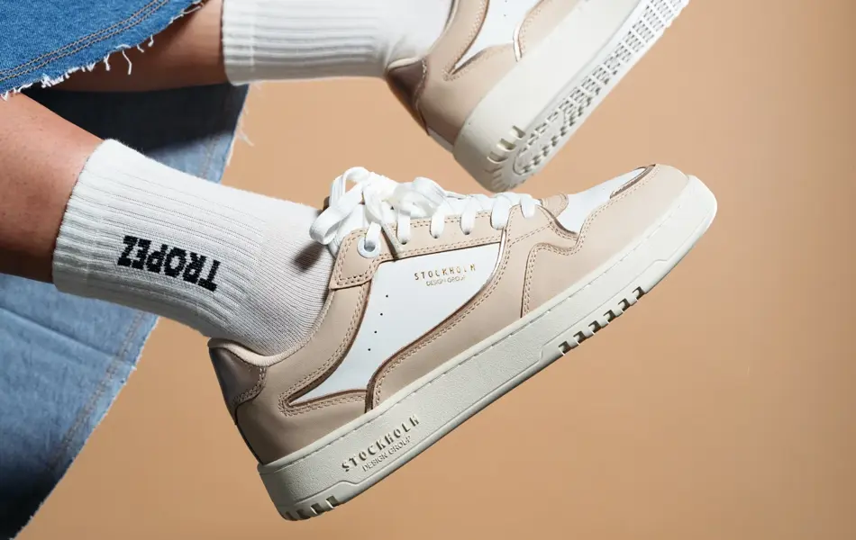 Flate hvite og beige sneakers