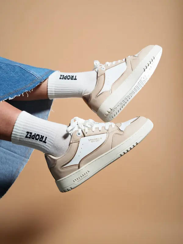 Flate hvite og beige sneakers